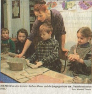 Kinder beim Basteln in der Traumkunststation