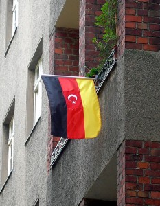 Deutsch-türkische Flagge in Neukölln. (Bild: Reiner Zenz/Wikipedia)